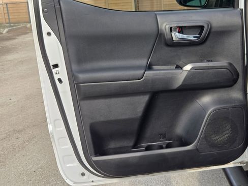 Used 2019 Toyota Tacoma TRD Off-Road w/ Technology Package image 15