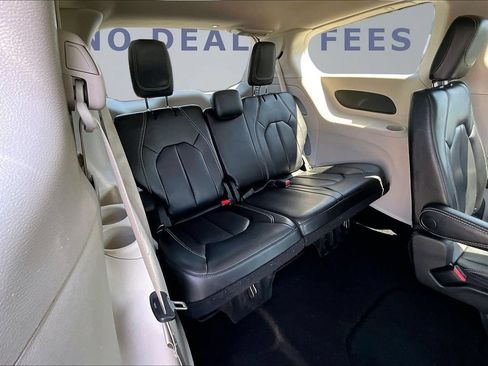 Used 2023 Chrysler Pacifica Touring-L FWD image 26