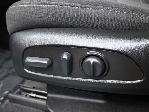 Used 2023 Chevrolet Traverse LT image 12