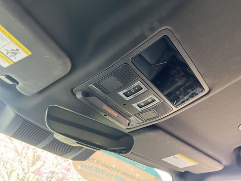 Used 2024 Land Rover Defender 110 X-Dynamic SE image 25