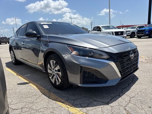 Used 2025 Nissan Altima 2.5 S FWD image 3