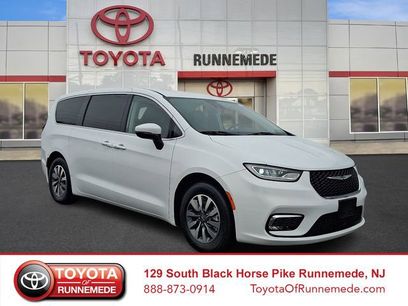 Used 2023 Chrysler Pacifica Touring-L
