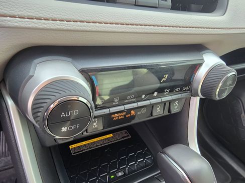 Used 2021 Toyota RAV4 XLE Premium image 19