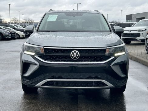 Certified 2022 Volkswagen Taos SE w/ Panoramic Sunroof Package image 2