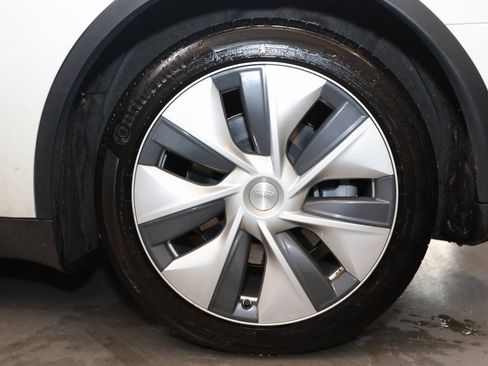 Used 2021 Tesla Model Y Long Range image 24