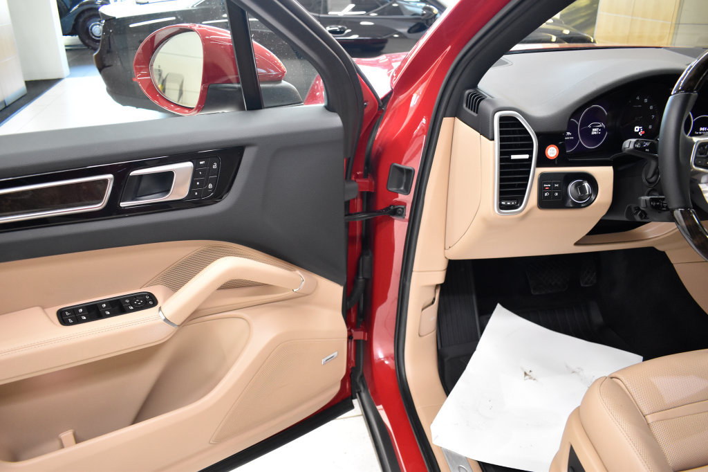 Used 2022 Porsche Cayenne AWD/4WD image 15