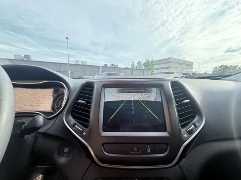 Used 2022 Jeep Cherokee Trailhawk w/ Sun, Sound & Nav Group AWD/4WD image 14
