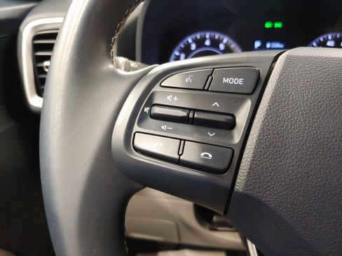 Used 2022 Hyundai Venue Limited FWD image 16