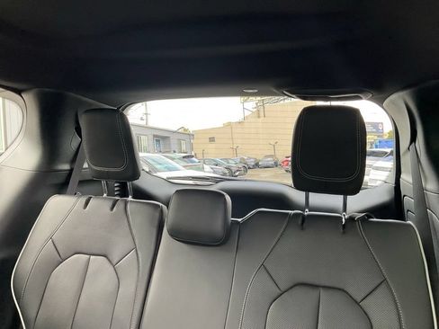Used 2023 Chrysler Pacifica Limited w/ S Appearance Package FWD image 34