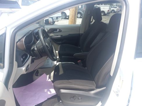 Used 2022 Chrysler Voyager LX FWD image 5