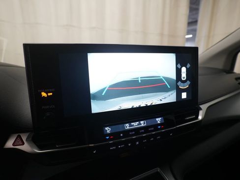 Used 2025 Toyota Sienna XLE FWD image 21
