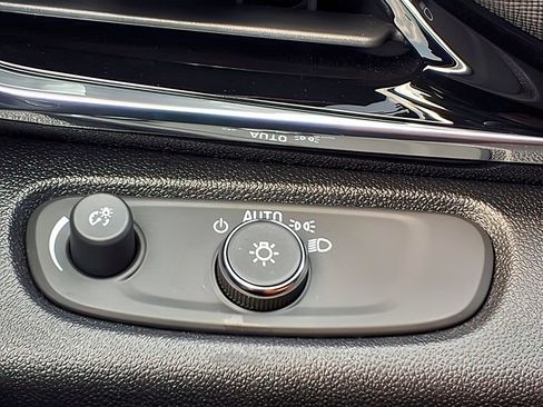 Used 2025 Buick Envista Avenir FWD image 16