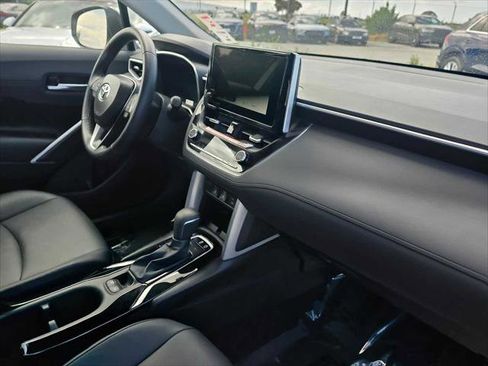 Used 2025 Toyota Corolla Cross XLE w/ Convenience Package FWD image 12