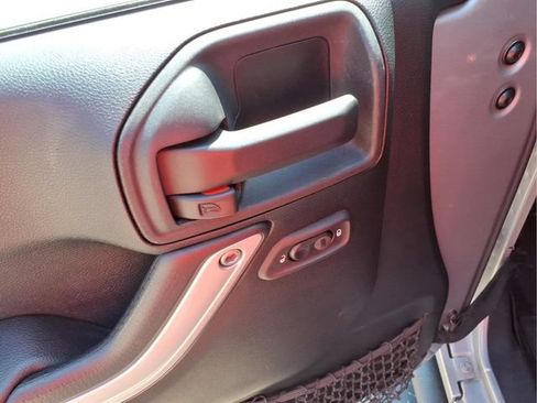 Used 2014 Jeep Wrangler Unlimited Rubicon w/ Connectivity Group AWD/4WD image 16