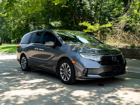 Used 2024 Honda Odyssey EX-L image 2