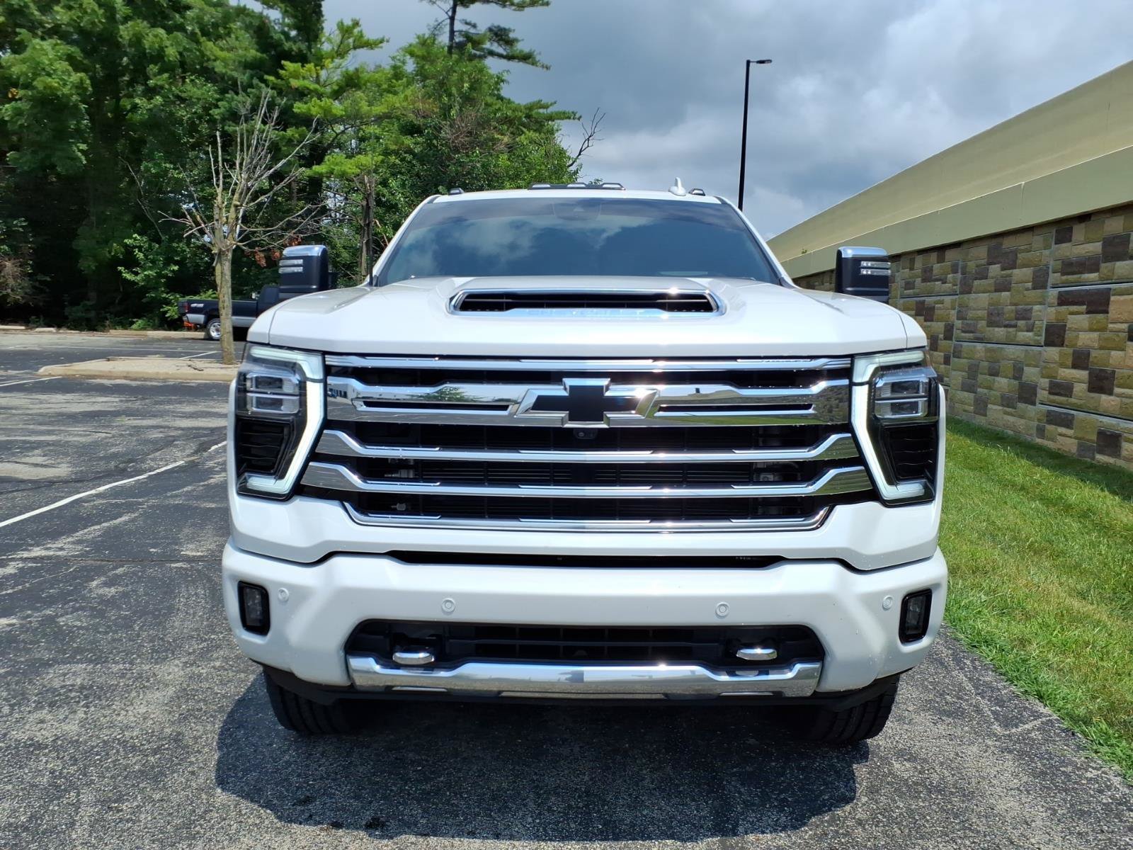 Used 2024 Chevrolet Silverado 2500 High Country w/ High Country Premium Package AWD/4WD image 3