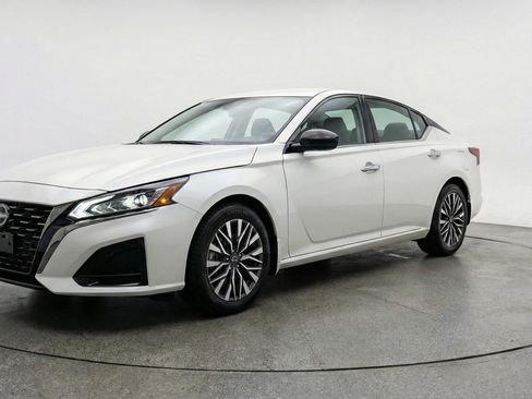 Used 2025 Nissan Altima 2.5 SV FWD image 3
