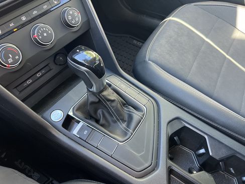 Certified 2022 Volkswagen Taos SE w/ Panoramic Sunroof Package FWD image 22