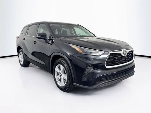 Used 2023 Toyota Highlander L FWD image 4