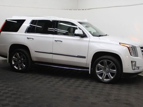 Used 2017 Cadillac Escalade Luxury image 3