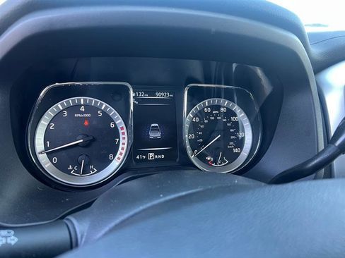 Used 2017 Nissan Titan SV image 3