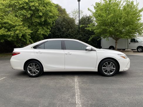 Used 2015 Toyota Camry SE w/ Moonroof Package image 6