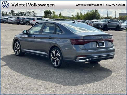 Certified 2025 Volkswagen Jetta SEL image 4