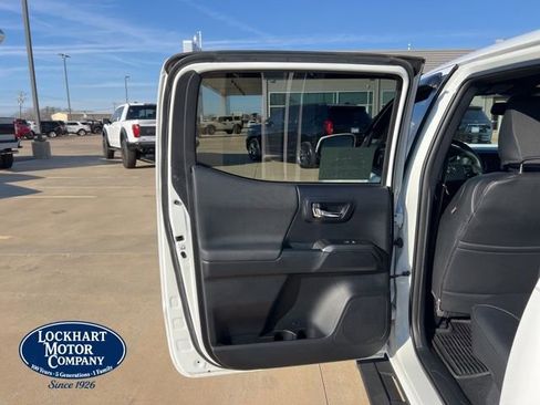 Used 2018 Toyota Tacoma TRD Sport w/ Technology Package image 14