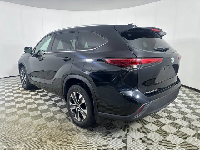 Used 2022 Toyota Highlander XLE AWD/4WD image 5