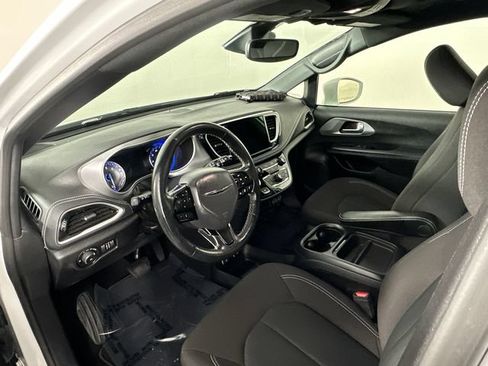Certified 2021 Chrysler Pacifica Touring w/ Cold Weather Group AWD/4WD image 4