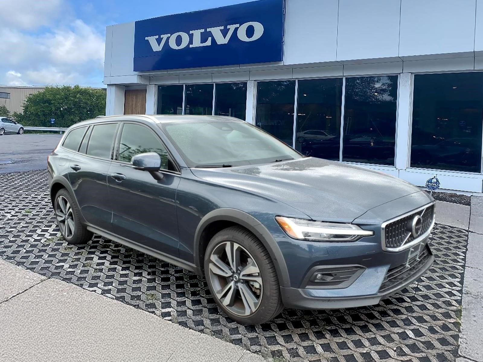 Certified 2026 Volvo V60 B5 Cross Country Plus AWD/4WD image 1