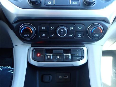 Used 2022 GMC Acadia SLE image 17