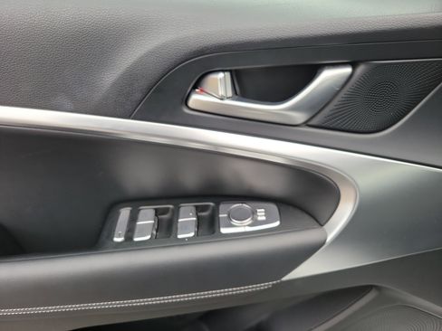 Used 2025 Genesis G70 2.5T image 7