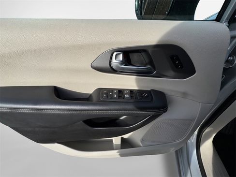 Certified 2024 Chrysler Pacifica Touring-L image 26