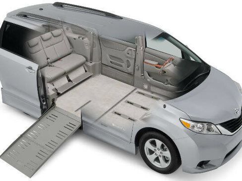 Used 2023 Chrysler Voyager LX image 34