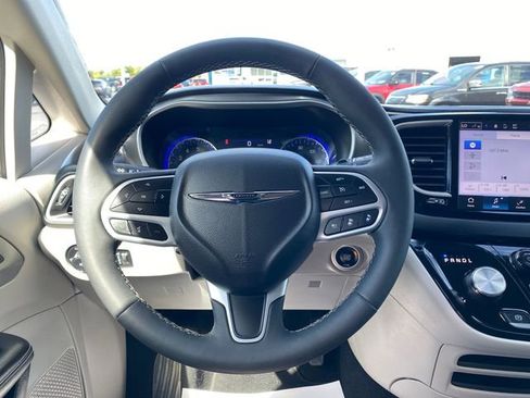 Used 2024 Chrysler Pacifica Touring-L image 23