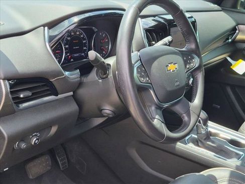 Used 2022 Chevrolet Traverse Premier FWD image 9