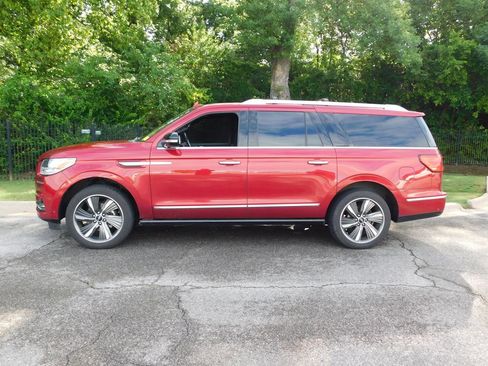 Used 2019 Lincoln Navigator L Reserve AWD/4WD image 2