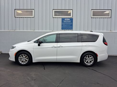 Used 2024 Chrysler Pacifica Touring-L FWD image 2