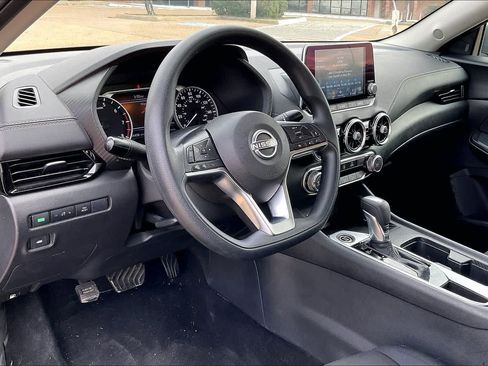 Used 2024 Nissan Sentra SV FWD image 2