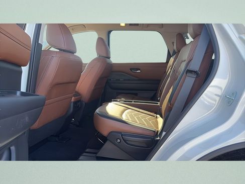 Used 2024 Nissan Pathfinder Platinum AWD/4WD image 18