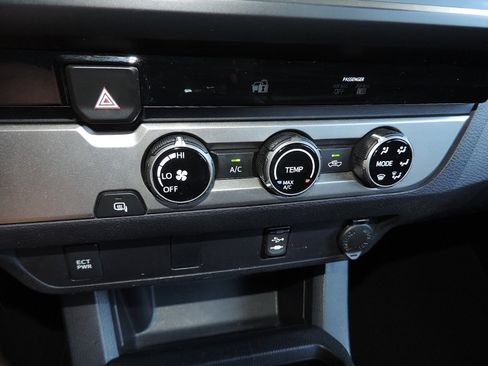 Used 2017 Toyota Tacoma SR RWD image 19