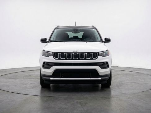 Used 2025 Jeep Compass Limited AWD/4WD image 2