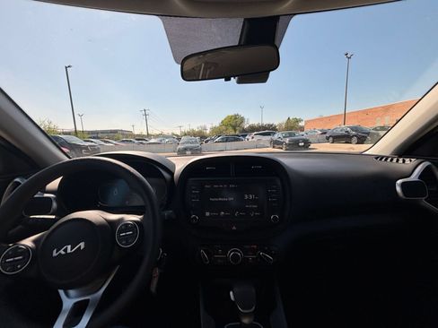 Used 2025 Kia Soul LX w/ LX Technology Package FWD image 31