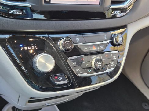 Used 2022 Chrysler Voyager LX FWD image 18