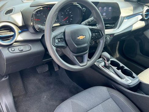 Used 2025 Chevrolet Trax LS w/ LS Convenience Package FWD image 16