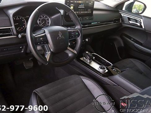 Used 2025 Mitsubishi Outlander SE FWD image 12