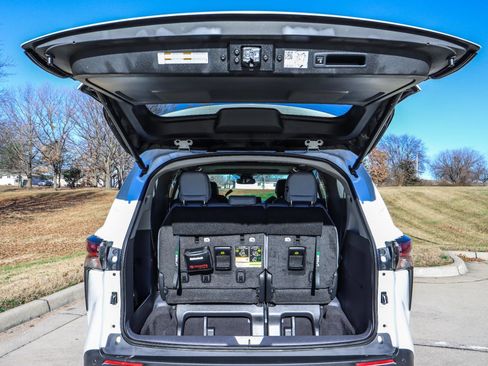 Used 2023 Toyota Sienna XLE image 21