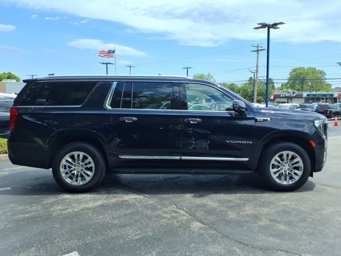 Used 2022 GMC Yukon XL SLT w/ SLT Premium Package AWD/4WD image 2