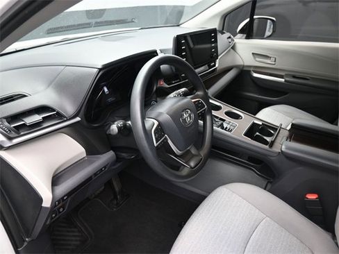 Used 2021 Toyota Sienna LE image 19